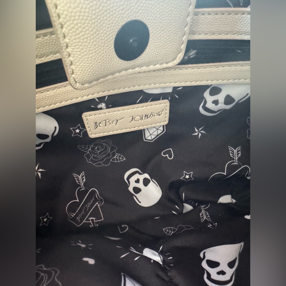 BETSEY JOHNSON Xorothy Shoulder Bag Cream Black Grommets - Picture 5 of 5